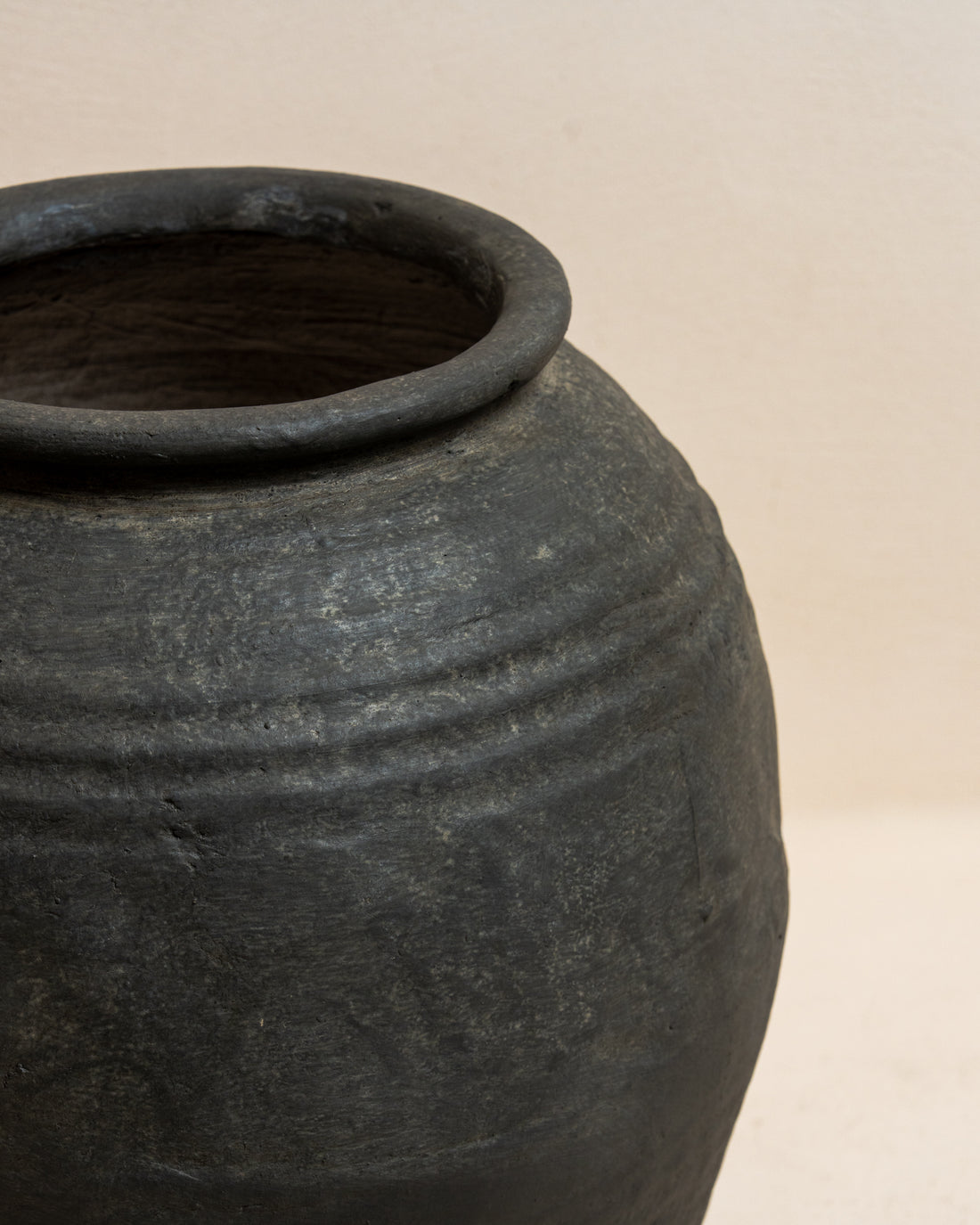 Provence Farmhouse Urn Pot - Charcoal Black