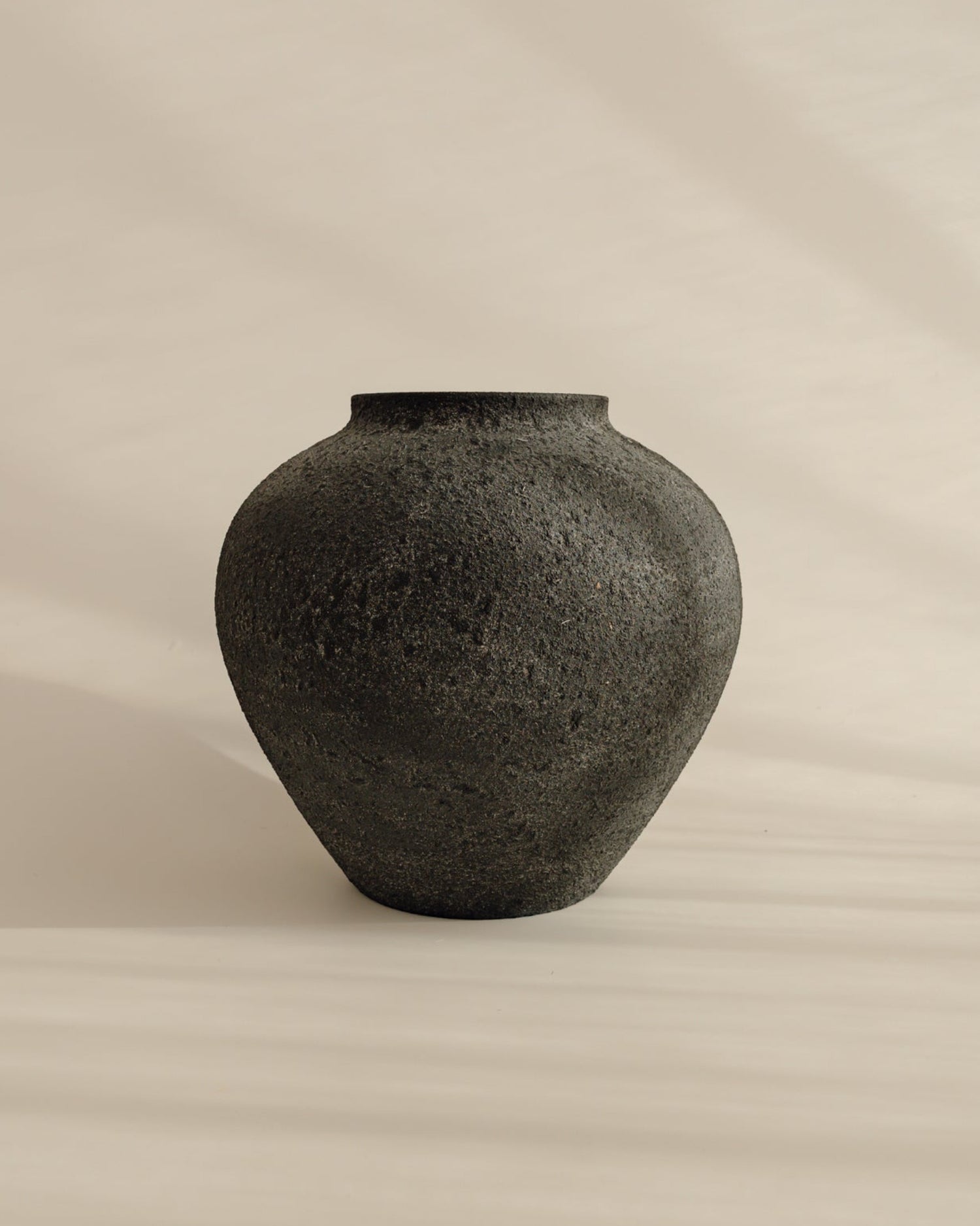 Large Black Round Textured Iron Vase – Terra
